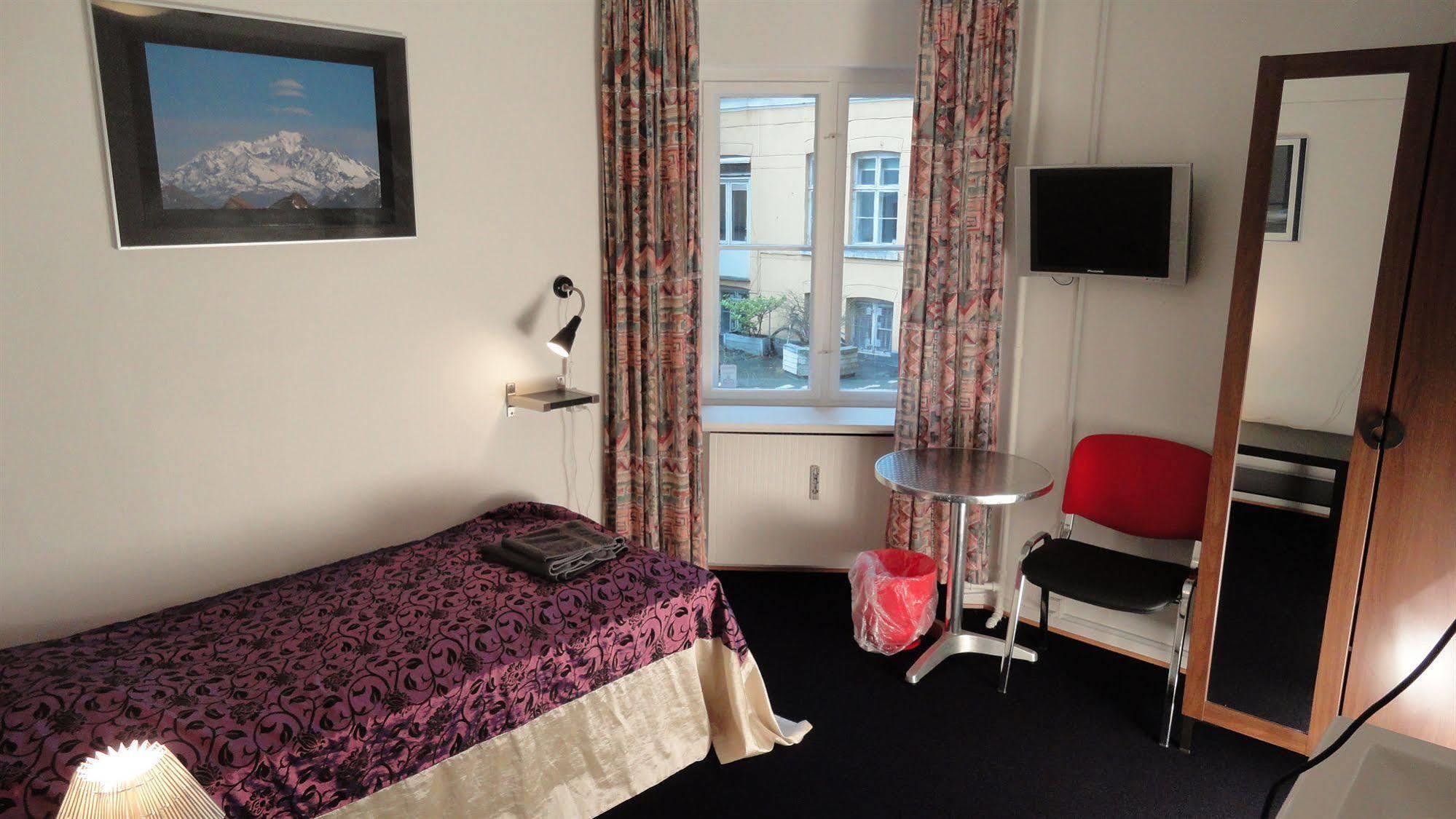 Jorgensen Hostal *